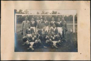 1940 Guzi L. Ernő (1902-?): Az isaszegi focicsapat tagjai, aláírt, hátulján feliratozva, pecséttel jelzett, kartonra ragasztva, 16,5×25 cm