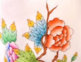 Herendi Viktória mintás váza, kézzel festett, jelzett, apró kopásnyomokkal, m: 20,5 cm