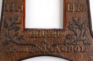1916 "Emlék a hadifogságból 1914-1916" szecessziós díszesen faragott fa fényképkeret, jó á...
