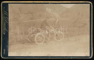 cca 1900 Háromkerekű motorbicikli, keményhátú fotó Drescher Mária aradi műterméből, 6,5×10,5 cm