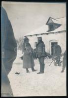 1915 Felsőodor, József főherceg katonával beszélget, fotó, hátulján feliratozva, 16×11,5 cm