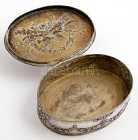 cca 1890 Párizs, ezüst (Ag.) ovális szelence turbékoló galambpárral, préselt és poncolt, belül kopot...