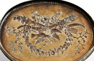 cca 1890 Párizs, ezüst (Ag.) ovális szelence turbékoló galambpárral, préselt és poncolt, belül kopot...