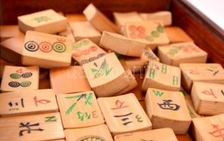 cca 1900 Eredeti japán fa Mah-Jong játék eredeti dobozában, 142 jelzett lappal, + 6 db jelzetlennel,...