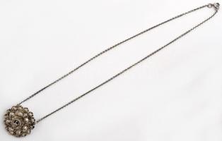 Ezüst (Ag.) medál tűszerelékkel és rozetta formájú lánccal, 22 db tükörsaton foglalatú gyémánttal, j...
