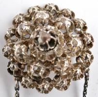 Ezüst (Ag.) medál tűszerelékkel és rozetta formájú lánccal, 22 db tükörsaton foglalatú gyémánttal, j...