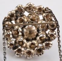 Ezüst (Ag.) medál tűszerelékkel és rozetta formájú lánccal, 22 db tükörsaton foglalatú gyémánttal, j...