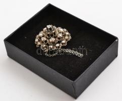 Ezüst (Ag.) medál tűszerelékkel és rozetta formájú lánccal, 22 db tükörsaton foglalatú gyémánttal, j...