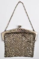 Ezüst (Ag.) szecessziós színházi táska, zárógombos, jelzett, jó állapotban, karlánccal,12,5×15,5 cm, nettó:148 g.