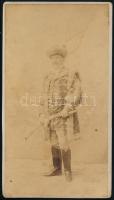 cca 1900 Azonosítatlan férfi díszmagyarban, keményhátú fotó, 19×10,5 cm