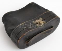 Gyöngyházdíszítéses színházi látcső, tokban, 9×7 cm