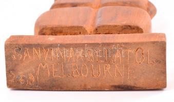 Két rabbi, ismeretlen naiv művész szobra, fa, jelzés nélkül, alján "Sanyinak Bélától, Melbourne...