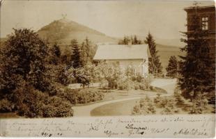 1900 Selmecbánya, Schemnitz, Banská Stiavnica; kisház, háttérben a Kálvária / villa, calvary in the background. photo