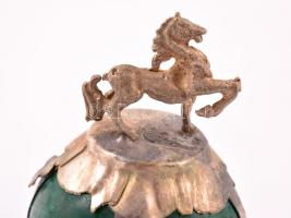 Jáde gömb lovas fém foglalatban, m: 5 cm