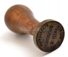 "Pécel község 5. számú szavazatszedő küldöttsége" feliratú réz pecsétnyomó, fa markolattal...