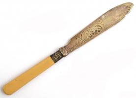 cca 1900 Régi elefántcsont nyeles, gravírozott ezüst (Ag.) pengéjű halkés készlet, 6 db, jelzett, sa...