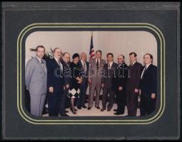 cca 1985 Ronald Reagan és mások, csoportkép, fotó, hátulján pecséttel jelzett, papír tokban, 10×15 cm