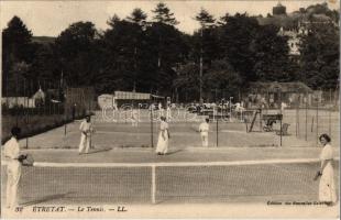 10 db régi képeslap teniszpályákkal és teniszezőkkel / 10 pre-1945 postcards with tennis courts and ...