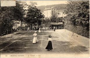 10 db régi képeslap teniszpályákkal és teniszezőkkel / 10 pre-1945 postcards with tennis courts and ...