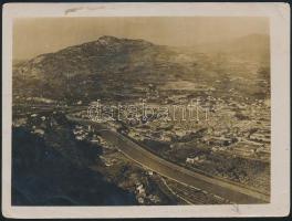 cca 1900 Trieszt, látkép a kikötővel, keményhátú fotó, sarkán törésnyom, 12×9 cm / Trieste, photo