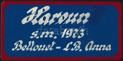 Az osztrák pályarekorder Haroun ló budapesti bokszának táblája + 1 db róla készült fotó, 13×18 és 10×20 cm