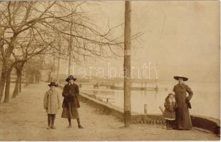 1913 Keszthely, Sétány hölgyekkel és gyerekekkel, "Tessék a papírt a kosárba tenni" felirat egy fán. photo