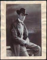 Rózsahegyi Kálmán (1876-1961) és Dezső József (1867-1915.) színészek.aláírt fotói egy füzet lapján. ...