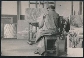 cca 1919 Mednyánszky László (1852-1919) festőművész műtermében, fotó, 9x12 cm