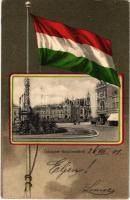 1901 Kecskemét, Kossuth tér, Szentháromság szobor. Kiadja Schwartz Soma.Magyar zászlós litho keret / Hungarian flag litho frame