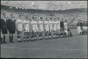 1955 Róma, A Honvéd-Milan mérkőzése, sajtófotó a Képes Sport archívumából, hátoldalon feliratozott fotó, felületén törésnyom, 12×18 cm