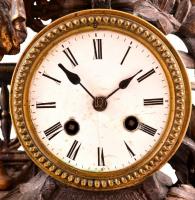 Antik francia figurális kandallóóra, működik, kulccsal, hátsó fedőlap, üveglap hiányzik, porcelán sz...