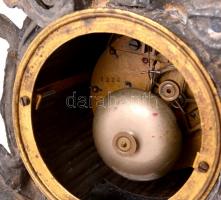 Antik francia figurális kandallóóra, működik, kulccsal, hátsó fedőlap, üveglap hiányzik, porcelán sz...