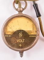 Egyenáramú voltmérő fém tokban