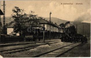 Petrozsény, Petrosani; Vasútállomás, gőzmozdony, vasutasok. Kiadja az Adler fényirda / Bahnhof / railway station, locomotive, railwaymen (EK)