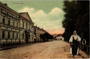 1909 Fogaras, Fagaras; Vártér, népviseletes asszony vasvillával. Kiadja Thierfeld Dávid / castle square, woman with pitchfork