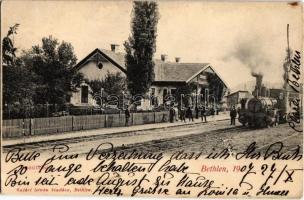 1907 Bethlen, Beclean; Vasútállomás, gőzmozdony, vasutasok, kerékpár. Kiadja Kajári István / Bahnhof / railway station, locomotive, railwaymen, bicycle (EK)