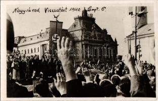 1940 Nagyvárad, Oradea; bevonulás, Horthy Miklós, ünneplő tömeg, horogkeresztes zászló / entry of the Hungarian troops, Regent Horthy, cheering crowd, swastika flag. photo (gyűrődés / crease)