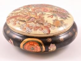 Kínai porcelán doboz, jelzett, fedél belsején lepattanásokkal, d: 17 cm