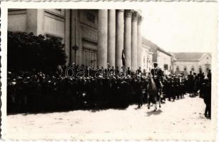 1940 Szatmárnémeti, Satu Mare; Bevonulás, Horthy Miklós fehér lovon a Római katolikus székesegyház előtt / entry of the Hungarian troops. Horthy on white horse in front of the cathedral. photo