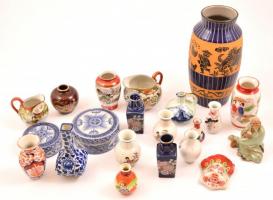 Vegyes ázsiai porcelán tétel: váza, tálka, stb., részben kézzel festettek, jelzettek, apró kopásokkal, különböző méretben