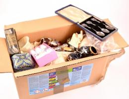 Vegyes bolha tétel: díszkanalak, dísz szalvéta szett, stb., számos érdekességgel