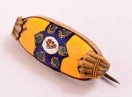 2 db kitűző, egyiken turbános fej, a másikon zománcozott díszítéssel, h: 3,5 és 4,5 cm