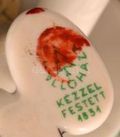 Hollóházi lány kutyával, kézzel festett, jelzett, apró kopásokkal, m: 15 cm