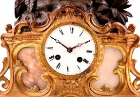 Neobarokk, aranyozott emberalakos zamak kandalló óra. Alabástrom és márvány berakással. 
Japy frere...