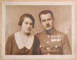 cca 1930 Katona feleségével, fotó Csuta M. békési műterméből, kartonra ragasztva, 17×22 cm