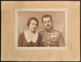 cca 1930 Katona feleségével, fotó Csuta M. békési műterméből, kartonra ragasztva, 17×22 cm