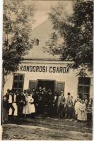 1918 Kondoros, Csárda előtt falubeliek