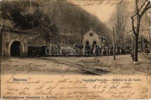 1905 Resica, Resicabánya, Resita; Beszállás a bányába, bányászok csillékben. Braumüller L. kiadása / Einfahrt in die Grube / mine entrance with miners in mine carts (EK)