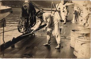 Matróz felmosás közben egy osztrák-magyar csatahajó fedélzetén / WWI Austro-Hungarian Navy K.u.K. Kriegsmarine, mariner washing up the deck. photo