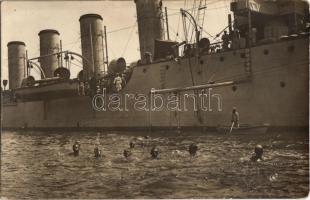 Úszó matrózok egy Helgoland-osztályú gyorscirkáló (SMS Novara?) mellett / WWI Austro-Hungarian Navy K.u.K. Kriegsmarine, mariners swimming next to a Helgoland class light cruiser. photo